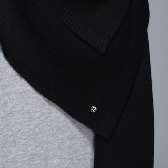 Lululemon Bundle Up Scarf Wrap Women's O/S Black Cardigan Scarf - Picture 4 of 8